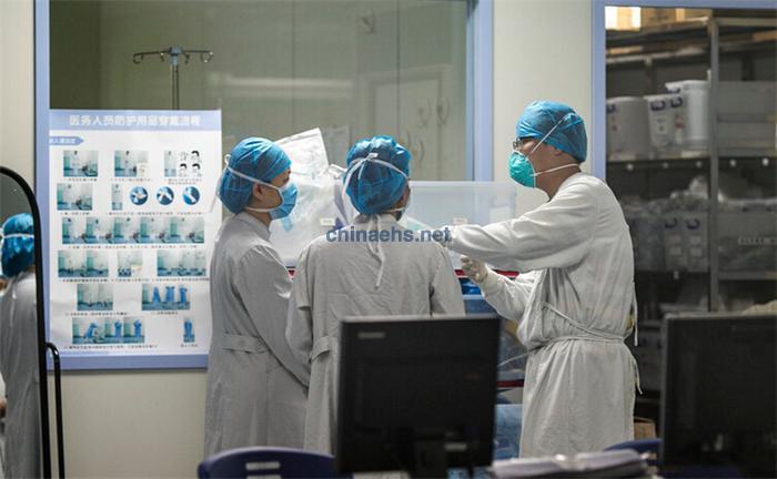 穿上三級防護(hù)服、口罩 會診